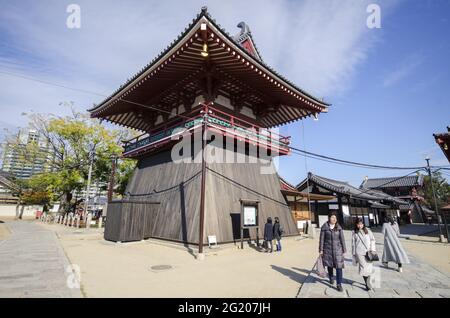 OSAKA, JAPAN - 05. Dezember 2019: Osaka, Japan - 01. Dezember 2019: Besucher besuchen den Shitennoji-Tempel in Osaka, Japan. Stockfoto