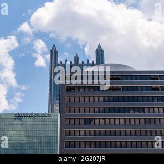 Die Gebäudespitzen in der Innenstadt von Pittsburgh, Pennsylvania, USA, einschließlich der Türme auf dem PPG-Gebäude Stockfoto