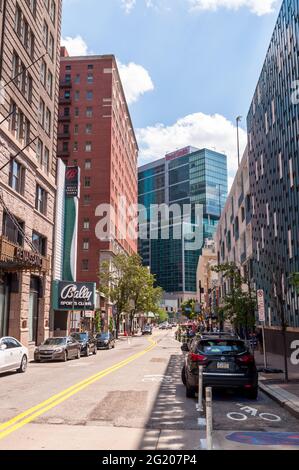 Geparkte Autos und Gebäude an der 6. Straße in der Innenstadt von Pittsburgh, Pennsylvania, USA Stockfoto