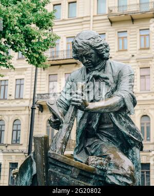 König-Schanker: Denkmal für Kaiser Peter den Großen auf dem Admiralität-Ufer. Stockfoto