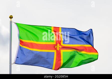 Die Flagge der Grafschaft Lincolnshire, die gegen einen weißen Himmel fliegt. Stockfoto