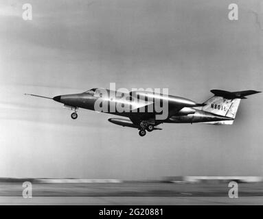 Eines der ersten privaten Luxusflugzeuge, der Learjet 23, Seriennummer 23-001 (N801L), hebt auf seinen Erstflug, Wichita, KS, 10/7/1963. (Foto von Federal Aviation Administration/RBM Vintage Images) Stockfoto