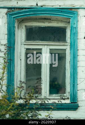 Ein Fenster in einem alten Ziegelhaus. Stockfoto