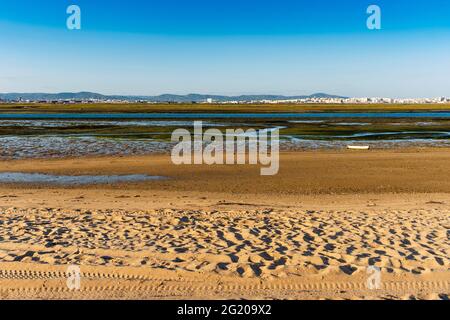 Stadt Faro von der Faro Beach Peninsula mit Feuchtgebieten der Ria Formosa dazwischen, Faro, Algarve, Portugal Stockfoto