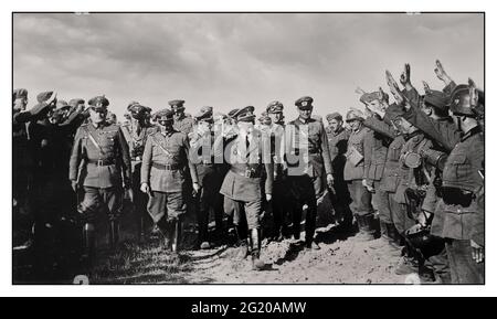 DIE POLNISCHE INVASIONSBESETZUNG Adolf Hitler besucht 1939 Truppen in Polen. Adolf Hitler besucht deutsche Truppen in Polen, die ihn mit dem Hitler-Gruß begrüßen. Von links: Oberst General Wilhelm Keitel, Oberst General Walther von Brauchitsch, Oberst General Fedor von Bock, Hitler, hinter ihm steht der SS-Gruppenführer Reinhard Heydrich..1939 Stockfoto