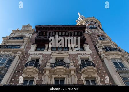 Madrid, Spanien - 15. August 2020: Casa Allende auf dem Canalejas Platz in Madrid Centro. Luxuriöses Wohngebäude. Stockfoto