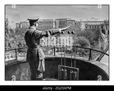 ANSCHLUSS ADOLF HITLER GRUSS IN WIEN ÖSTERREICH NACH ANSCHLUSS 15. MÄRZ 1938 spricht Adolf Hitler in Uniform vom Balkon des Wiener Rathauses mit Hilfe von Rundfunkmikrofonen am 15. März 1938 in Wien an. Am 12. März 1938 erfolgte die Besetzung durch die NS-Annexion Stockfoto