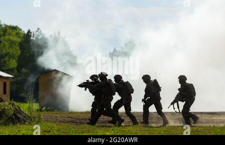 Münster, Deutschland. Juni 2021. Soldaten der Bundeswehr demonstrieren eine Kampfübung. Quelle: Philipp Schulze/dpa/Alamy Live News Stockfoto