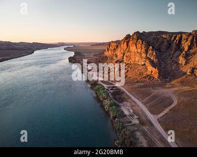 Luftdrohnenaufnahme des Flusses Ili und Wüstenfelsen im Nationalpark in Kasachstan, Zentralasien Stockfoto