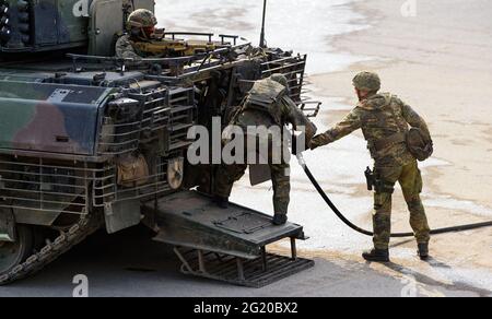 Münster, Deutschland. Juni 2021. Soldaten der Bundeswehr tanken das Puma-Infanterie-Kampffahrzeug während einer Kampfdemonstration auf. Quelle: Philipp Schulze/dpa/Alamy Live News Stockfoto