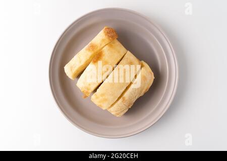 Frisch gebackenes Ciabatta-Brot wird auf einen Teller gelegt Stockfoto