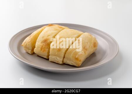 Frisch gebackenes Ciabatta-Brot wird auf einen Teller gelegt Stockfoto