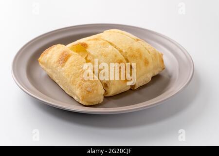 Frisch gebackenes Ciabatta-Brot wird auf einen Teller gelegt Stockfoto