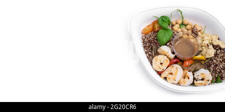 Salat mit Garnelen, warmem gegrilltem Gemüse, Quinoa, Kichererbsen, Tomaten und Hummus. Essen zum Mitnehmen. Ausgewogenes Mittagessen. Stockfoto