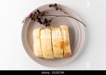Frisch gebackenes Ciabatta-Brot wird auf einen Teller gelegt Stockfoto