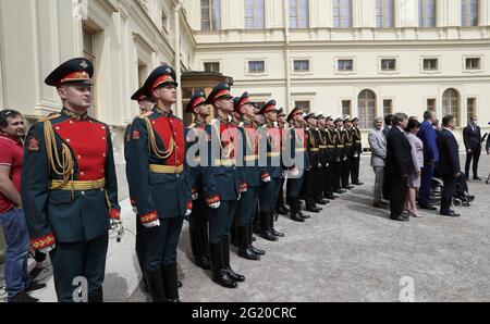 Russische Ehrengäste stehen während einer Zeremonie zur Enthüllung eines Denkmals für Kaiser Alexander III. Von Russland auf dem Arsenal-Platz im Großen Gatchina-Palast am 5. Juni 2021 in Gatchina, Region Leningrad, Russland, zur Aufmerksamkeit. Stockfoto