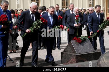 Der Gouverneur von St. Petersburg Alexander Beglov, zweite links, und der russische Präsident Aide Vladimir Medinsky, rechts, platzieren Blumen während einer Zeremonie, um ein Denkmal für Kaiser Alexander III von Russland am 5. Juni 2021 in Gatchina, Leningrad Region, Russland zu enthüllen. Stockfoto