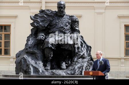 Der russische Präsident Wladimir Putin spricht während einer Zeremonie zur Enthüllung eines Denkmals für Kaiser Alexander III. Von Russland auf dem Arsenal-Platz im Großen Gatchina-Palast am 5. Juni 2021 in Gatchina, Region Leningrad, Russland. Stockfoto