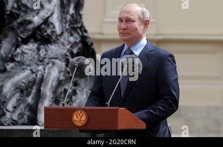 Der russische Präsident Wladimir Putin spricht während einer Zeremonie zur Enthüllung eines Denkmals für Kaiser Alexander III. Von Russland auf dem Arsenal-Platz im Großen Gatchina-Palast am 5. Juni 2021 in Gatchina, Region Leningrad, Russland. Stockfoto