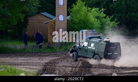 Münster, Deutschland. Juni 2021. Zwei Enok-Fahrzeuge der Bundeswehr fahren während einer Kampfdemonstration über das Trainingsgelände. Quelle: Philipp Schulze/dpa/Alamy Live News Stockfoto