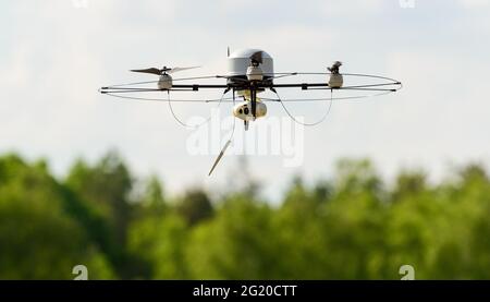 Münster, Deutschland. Juni 2021. Während einer Kampfdemonstration schwebt eine Aufklärungsdrohne der Bundeswehr Mikado in der Luft. Quelle: Philipp Schulze/dpa/Alamy Live News Stockfoto