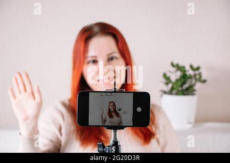 Junge Bloggerin Influencer zeichnet Video für ihren Vlog auf. Moderne Geschäftsfrau führenden Online-Stream. Social-Media-Konzept, Online-Kurse. Stockfoto