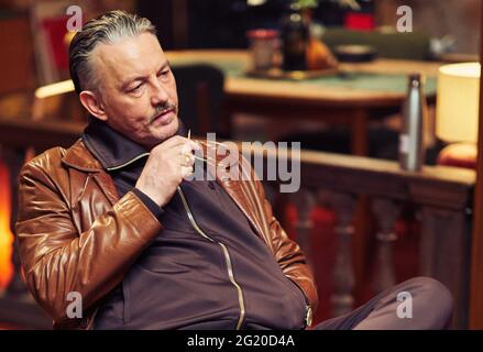 USA. Tommy Flanagan im neuen Film von ©Warner Bros: Killer Anonymous (2019). Plot: Eine Unterstützungsgruppe von Mördern wird regelmäßig abgehalten, die Teilnehmer sitzen in einem Kreis des Vertrauens und teilen ihre Übertretungen. Ref: LMK106-J5066-170619 von LMKMEDIA. Nur Redaktionell. Landmark Media ist nicht der Urheberrechtsinhaber dieser Film- oder TV-Standbilder, bietet aber nur einen Service für anerkannte Medien an. pictures@lmkmedia.com