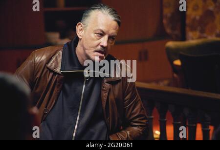 USA. Tommy Flanagan im neuen Film von ©Warner Bros: Killer Anonymous (2019). Plot: Eine Unterstützungsgruppe von Mördern wird regelmäßig abgehalten, die Teilnehmer sitzen in einem Kreis des Vertrauens und teilen ihre Übertretungen. Ref: LMK106-J5066-170619 von LMKMEDIA. Nur Redaktionell. Landmark Media ist nicht der Urheberrechtsinhaber dieser Film- oder TV-Standbilder, bietet aber nur einen Service für anerkannte Medien an. pictures@lmkmedia.com