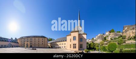 Europa, Luxemburg, Luxemburg-Stadt, das Kulturzentrum Neimënster und die Kirche des heiligen Johannes in Grund Stockfoto