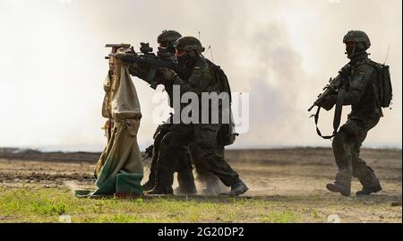 Münster, Deutschland. Juni 2021. Soldaten der Bundeswehr demonstrieren eine Kampfübung. Quelle: Philipp Schulze/dpa/Alamy Live News Stockfoto