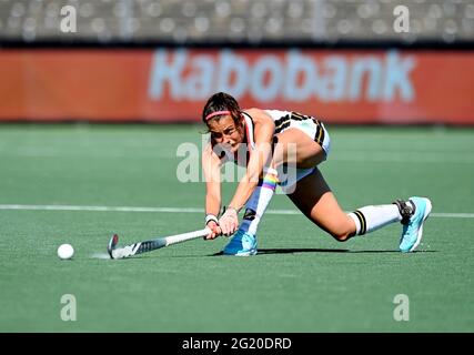 Amstelveen, Niederlande. Juni 2021. Hockey, Damen: Europameisterschaft, England - Deutschland, Vorrunde, Gruppe B, Spieltag 2. Selin Oruz (Deutschland) in Aktion. Kredit: Frank Uijlenbroek/dpa/Alamy Live Nachrichten Stockfoto