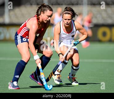 Amstelveen, Niederlande. Juni 2021. Hockey, Damen: Europameisterschaft, England - Deutschland, Vorrunde, Gruppe B, Spieltag 2. Grace Balsdon (England, L) und Charlotte Stapenhorst (Deutschland) in Aktion. Kredit: Frank Uijlenbroek/dpa/Alamy Live Nachrichten Stockfoto