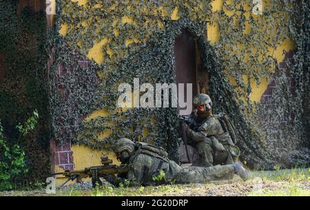 Münster, Deutschland. Juni 2021. Soldaten der Bundeswehr demonstrieren eine Kampfübung. Quelle: Philipp Schulze/dpa/Alamy Live News Stockfoto