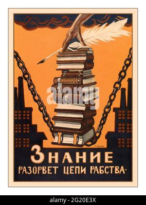 Die PROPAGANDAPOSTERBÜCHER der Sowjetunion der 1920er Jahre [Wissen wird die Ketten der Sklaverei brechen], ein Plakat von Alexei Radakow (1872-1942). Herausgegeben von der GIZ, Petrograd, 1920. Bücher auf einer Metallkette mit einer Hand, die einen Federkiel hält. Wissen ist Macht und Freiheit. Stockfoto