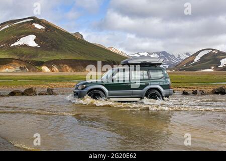 Toyota Land Cruiser Colorado LWB 4WD 3.0 TD überquert Fluss im Landmannalaugar Tal, Fjallabak Nature Reserve, im Sommer, Sudurland, Island Stockfoto