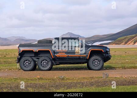 SUV von Hummer Cru Praha / Iceland Adventure 2020 im Landmannalaugar-Tal, Fjallabak Nature Reserve, im Sommer, Sudurland, Island Stockfoto