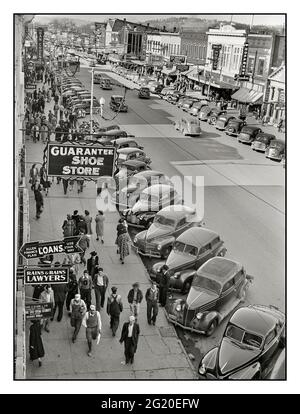 1940 Main Street Gadsden. „Weihnachtseinkäufe und amerikanische Autos parkten zu einer Zeit kurz vor dem Eintritt der USA in den 2. Weltkrieg, eine geschäftige wohlhabende, gehobene Stadt in Alabama. USA Stockfoto