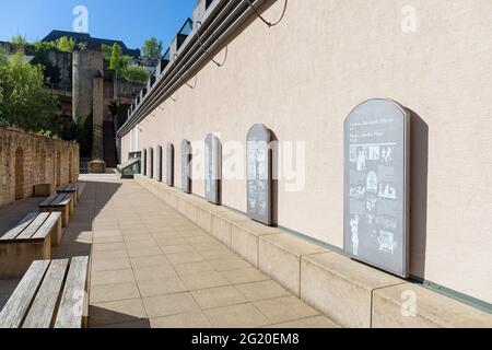 Europa, Luxemburg, Luxemburg-Stadt, Grund, Reihe von Tafeln entlang des Gehwegs vor dem Salle Robert Krieps (Theater) mit historischen Informationen Stockfoto