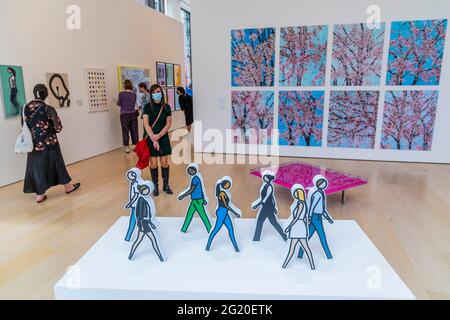 London, Großbritannien. Juni 2021. Julian Opie Walking Statuettes, 2017. Die komplette Serie von sieben handbemalten Resin-Modell-Board-Statuetten, alle signiert und nummeriert 22/30 in schwarzer Tinte auf der Unterseite, Taxe £30,000 - 50,000 mit Arbeit von Damien Hirst im Hintergrund - sonniges Wetter und das London Gallery Weekend bringt viele Besucher hervor - Öffentliche Besichtigung der Sammlung der Editions Sale in Pillips, London. Kredit: Guy Bell/Alamy Live Nachrichten Stockfoto