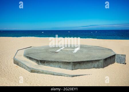 Hubschrauberlandeplatz am Sandstrand mit Blick auf das blaue Meer Stockfoto