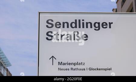 Sendlinger Straße in München an einem sonnigen Tag - MÜNCHEN, DEUTSCHLAND - 03. JUNI 2021 Stockfoto