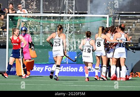 Amstelveen, Niederlande. Juni 2021. Hockey, Damen: Europameisterschaft, England - Deutschland, Vorrunde, Gruppe B, Spieltag 2. Jette Fleschütz (Deutschland, versteckt) feiert ihre 0:2. Kredit: Frank Uijlenbroek/dpa/Alamy Live Nachrichten Stockfoto