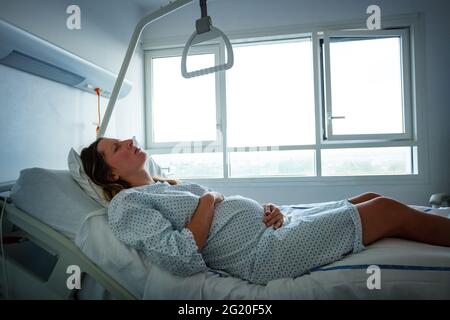 Schwanger Frau in Schmerzen während der Wehen im Krankenhaus Stockfoto