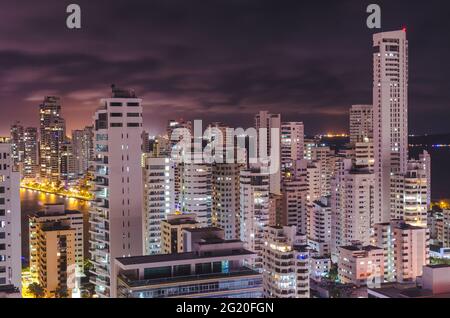 Fotografía mostrando los edificios de la ciudad de Cartagena Colombia de noche Stockfoto