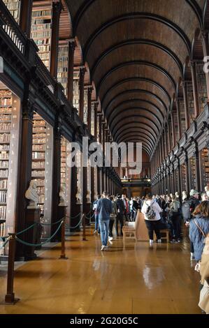 Touristen im Long Room, Trinity College, Dublin, Irland Stockfoto