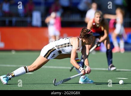 Amstelveen, Niederlande. Juni 2021. Hockey, Damen: Europameisterschaft, England - Deutschland, Vorrunde, Gruppe B, Spieltag 2. Selin Oruz (Deutschland) in Aktion. Kredit: Frank Uijlenbroek/dpa/Alamy Live Nachrichten Stockfoto