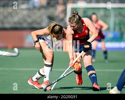 Amstelveen, Niederlande. Juni 2021. Hockey, Damen: Europameisterschaft, England - Deutschland, Vorrunde, Gruppe B, Spieltag 2. Anne Schröder (Deutschland, l) im Einsatz mit Hollie Pearne-Webb (England). Kredit: Frank Uijlenbroek/dpa/Alamy Live Nachrichten Stockfoto