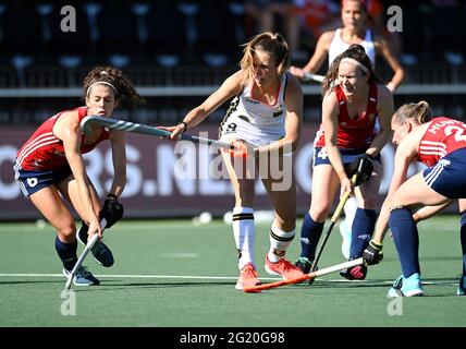 Amstelveen, Niederlande. Juni 2021. Hockey, Damen: Europameisterschaft, England - Deutschland, Vorrunde, Gruppe B, Zweiter Spieltag. Anne Schröder (Deutschland, M) im Kampf gegen Anna Toman (England, L). Kredit: Frank Uijlenbroek/dpa/Alamy Live Nachrichten Stockfoto