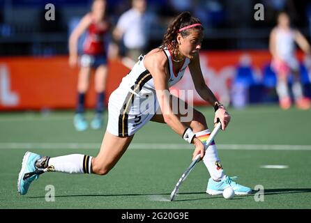 Amstelveen, Niederlande. Juni 2021. Hockey, Damen: Europameisterschaft, England - Deutschland, Vorrunde, Gruppe B, Spieltag 2. Selin Oruz (Deutschland) in Aktion. Kredit: Frank Uijlenbroek/dpa/Alamy Live Nachrichten Stockfoto