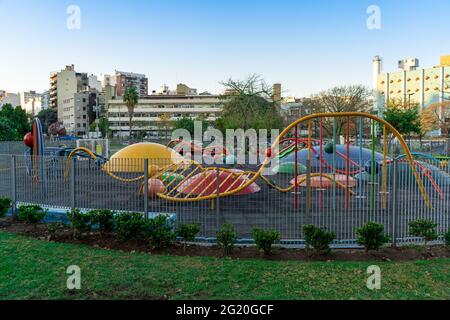 BUENOS AIRES, ARGENTINIEN - 07. Nov 2020: Frontansicht der Spiele des Hundertjahresparks der Autonomen Stadt Buenos Aires wegen der Pandemie geschlossen Stockfoto